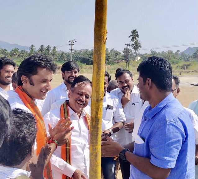 VinojBJP's tweet photo. The work to set up a grand secretariat stage for the @BJYMinTN conference presided by @rajnathsingh ji began today. @HRajaBJP n @annamalai_k ji inspected the site n conveyed their never ending support to youngsters. @blsanthosh @CTRavi_BJP https://t.co/DhFYgTXk1J
