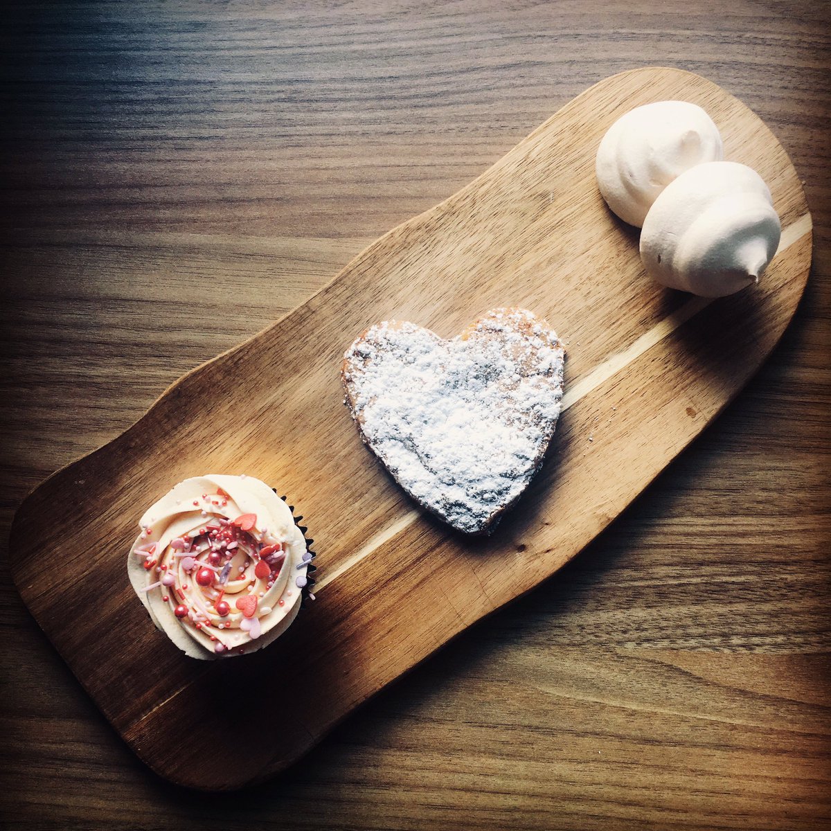 Valentines 2021 💕<a href="/RefillableShop/">@refillable.shop</a> Chocolate &amp; Salted Caramel cupcakes, Chocolate chips cookies &amp; meringues, all Gluten free, all delicious 💕