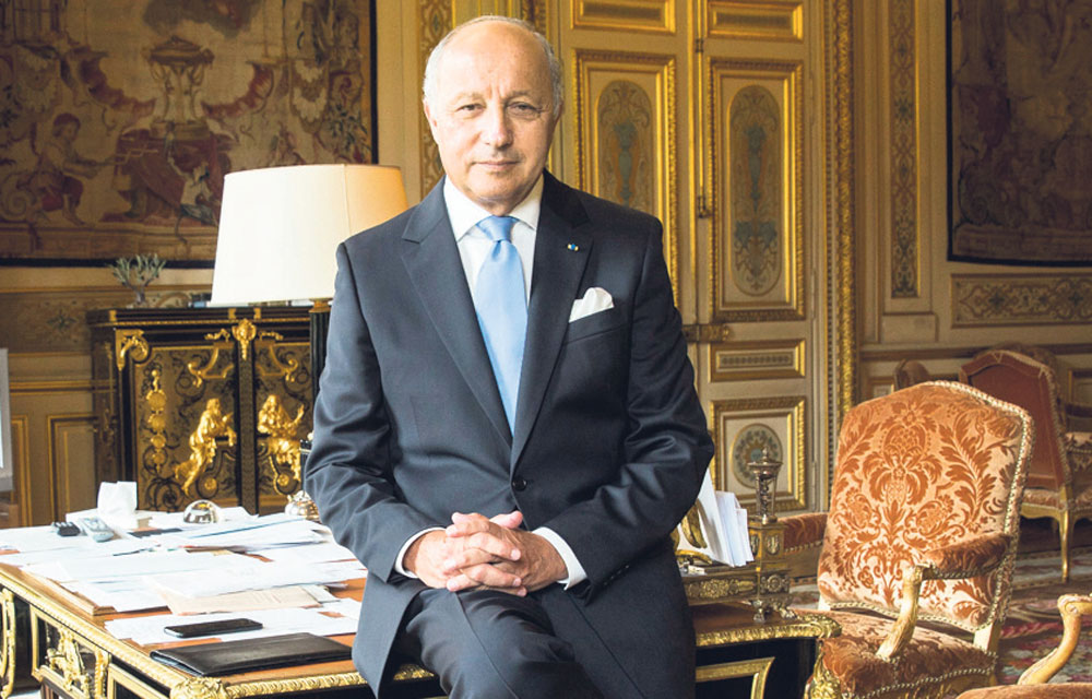7. Et un autre ministredes Affaires étrangères, Laurent Fabius (de gauche celui-là), a remis au roi du Maroc des informations confidentielles sur un citoyen français d'origine marocaine: Mustapha Adib.Comme si le ministère des affaires étrangèresétait une « mokataâ » .