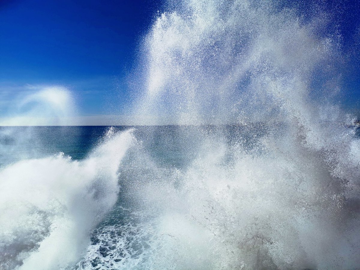 Pour ce #jeudiphoto, rendez vous sur le quai Rauba Capeù pour une douche à l'eau de mer et un grand soleil qui nous donne un avant goût de l'été 😋

#soccamedia #ILoveNice #explorenicecotedazur #CotedAzurFrance  #nissalabella #nice06  #explorefrance #fenetresurnicecotedazur