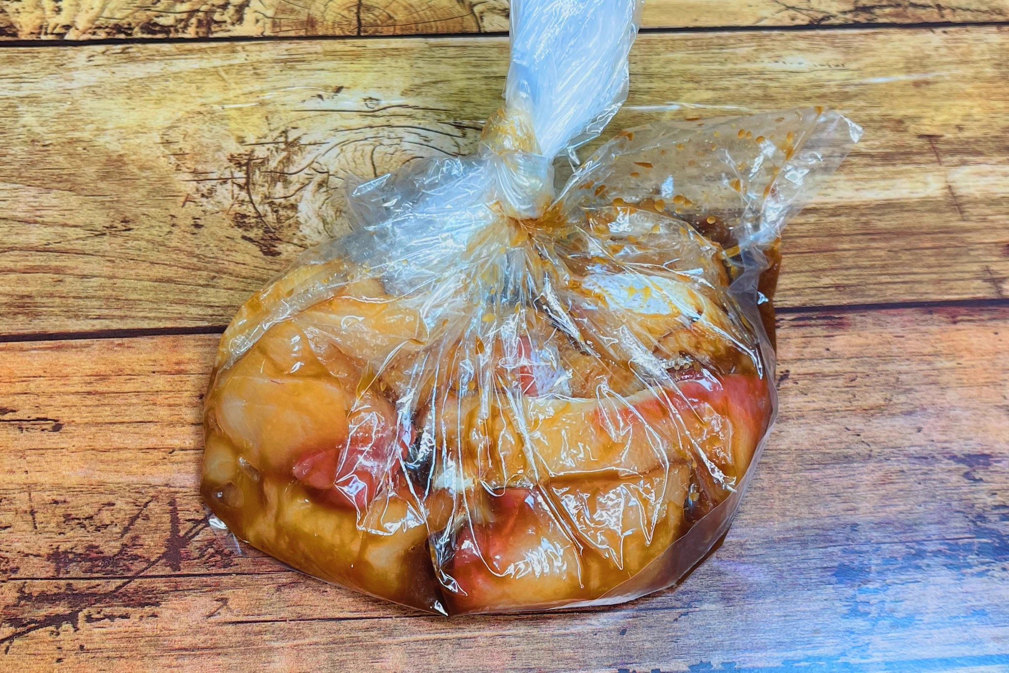 トッピングにネギや卵黄を加えても美味しい！簡単に作れる「ブリの漬け丼」のレシピ！