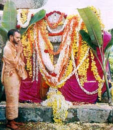 Mini Mishra as narahari tirthahe resigned  after child of king ascended throne. he got idols as gift and gave to madhvacharya. He became sanyasi and was named narahari tirtha. His Brindavana is in chakra tirtha Hampi. He ascended uttaradimutt after Padmanabha tirtha.