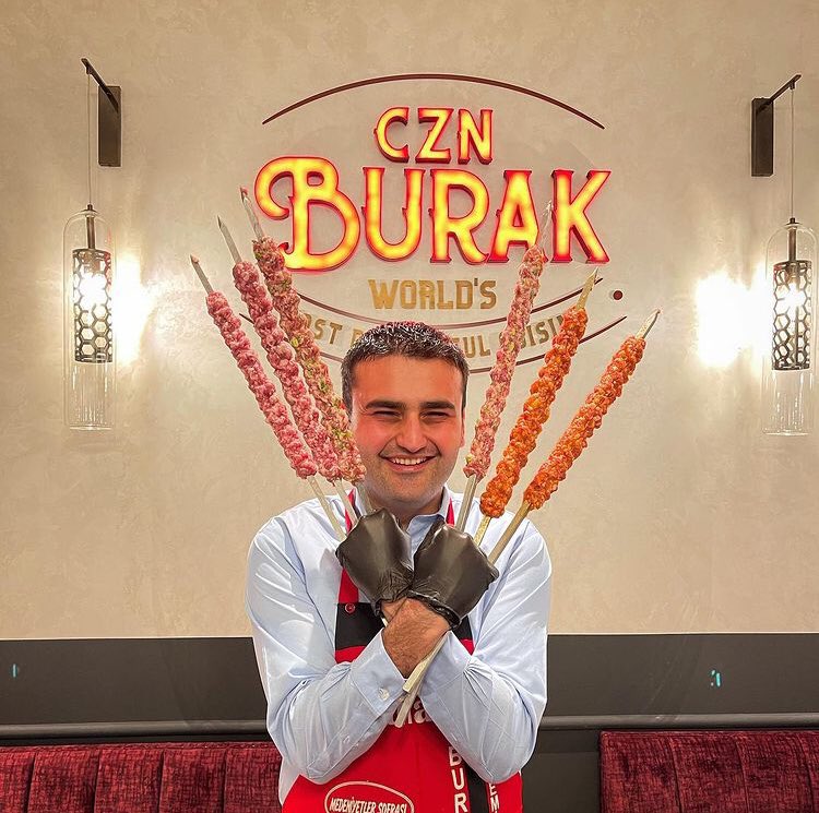 “Cellat ile değişim videosu istiyoruz. ”yorumuna Ömer Akyiğit: “Burak beyle çeksin o videoyu Cellat beyler.” Cevabını verdi.