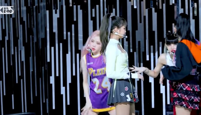 lilimagnifique's tweet photo. behind every blackpink's performances, there is Lisa Manoban https://t.co/RgRuVX2FsW
