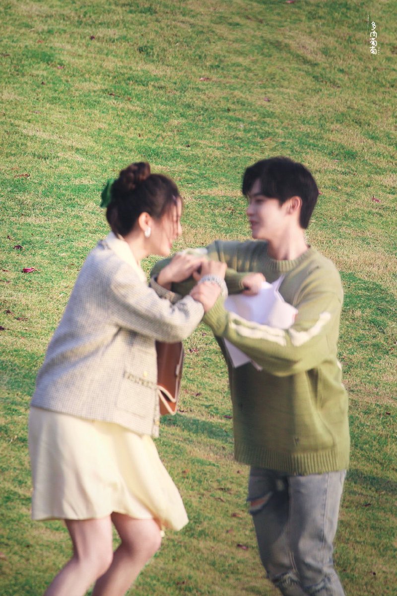 ming_yueye's tweet photo. Pictures taken by fans !! 🐷💜✨

【 1/2 】

#YangChaoYue #HouMingHao 
#WhenWeWriteLoveStory #杨超越 #侯明昊 #明越夜 https://t.co/gnzazVxI1c