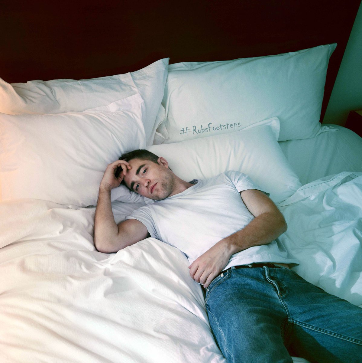 RobsFootsteps's tweet photo. #RobertPattinson : “Recently I found a better sleep pattern! I'm totally fascinated by the wide range of eye pads, meditation applications and essential oils that help me get a good night's sleep." https://t.co/jAXFeOP4jS