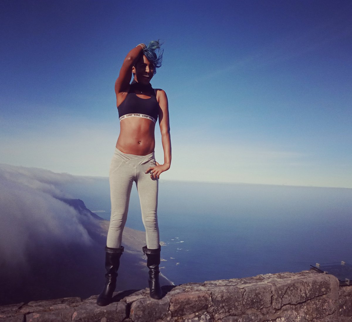 Analliazeph's tweet photo. The mountain is great but she is strong. Hiked up India Venster in heels #hike #heels #slay #FitnessMotivation #fashion #beauty #scenic  @CapeTownTourism @TableMountainZA https://t.co/jNgiAfS03R