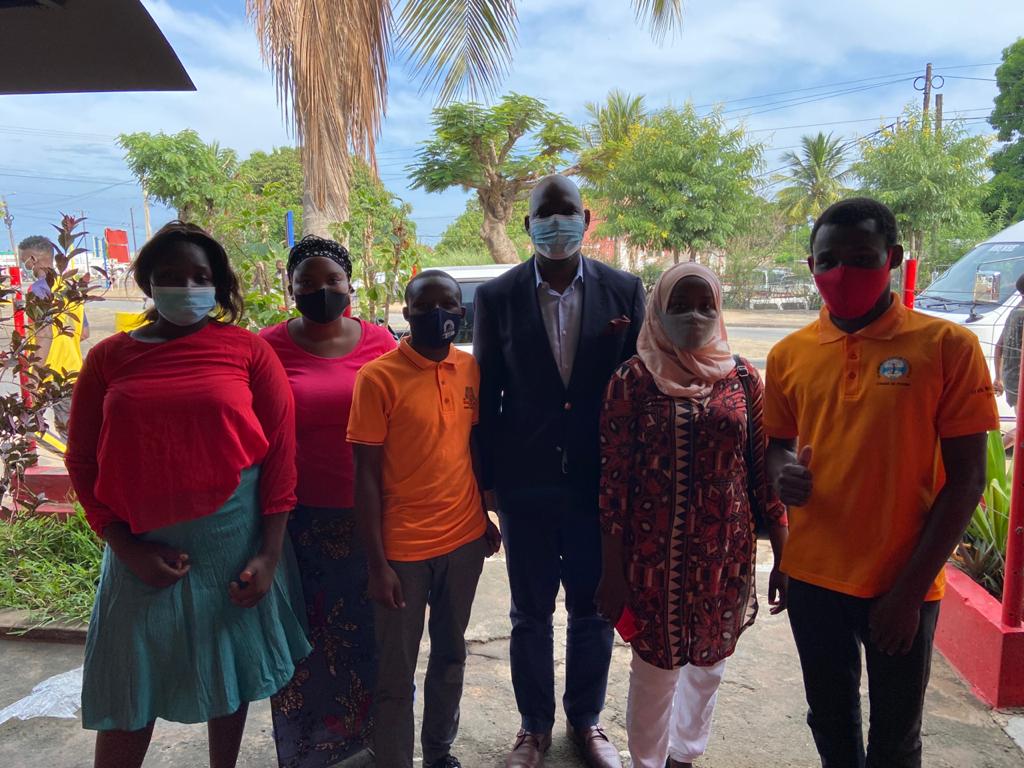 CddJuventude's tweet photo. On a work mission in #CaboDelgado, CDD's Director, Prof. @adriano_nuvunga, visits the #YouthHub in Pemba and interacts with its representatives. They were impacted by the visit and revealed that it served as a stimulus and will catalyze the implementation of their activities. https://t.co/EMaH4ueBBX