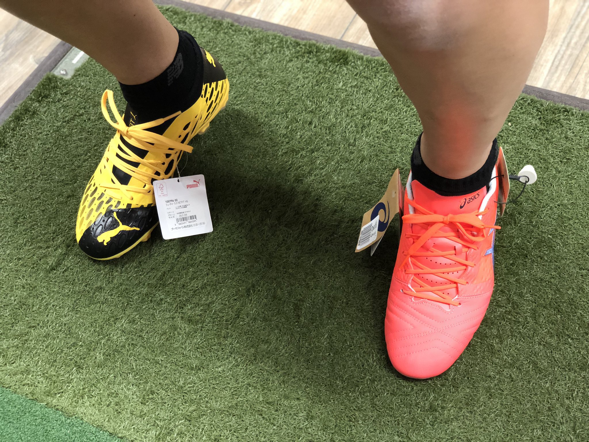 理学療法士xありまつしんじ A Twitteren サッカースパイク 靴紐の通し方が自由なスパイクとasicsの定番モデルのスパイクどちらが足に合うのか 足のフィット感で選ぶなら 靴紐の通し方に自由度がある方が足の甲の周りの微調整しやすい 岡山サッカー サッカー選手の