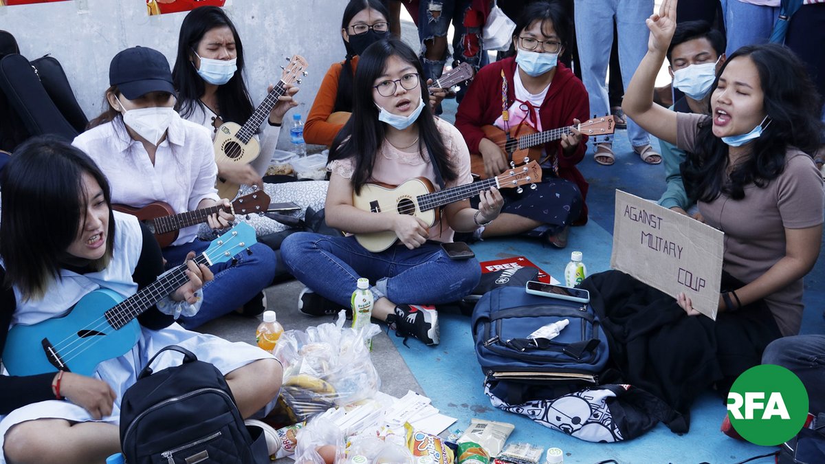 စစ်အာဏာရှင်စနစ်ဆန့်ကျင်ရေးအတွက် လူငယ်တွေ မြေနီကုန်းလမ်းဆုံမှာ နေ့လယ် တစ်နာရီဝန်းကျင်အချိန်က ဆန္ဒပြနေတာဖြစ်ပါတယ်။