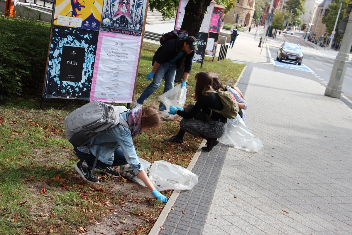 sfcinpoland's tweet photo. Dziś wracamy do Szkoły Letniej w 2019 roku... oraz akcji sprzątania świata :)

Z całym web documentary można zapoznać się tutaj: 
https://t.co/qOp3GERp5Z

#inourhands #ShapingFairCities #itisinourhands #inourcities #ShapingFairCitiesextended #internationalcampaignrelaunch https://t.co/5Ydwgs853o