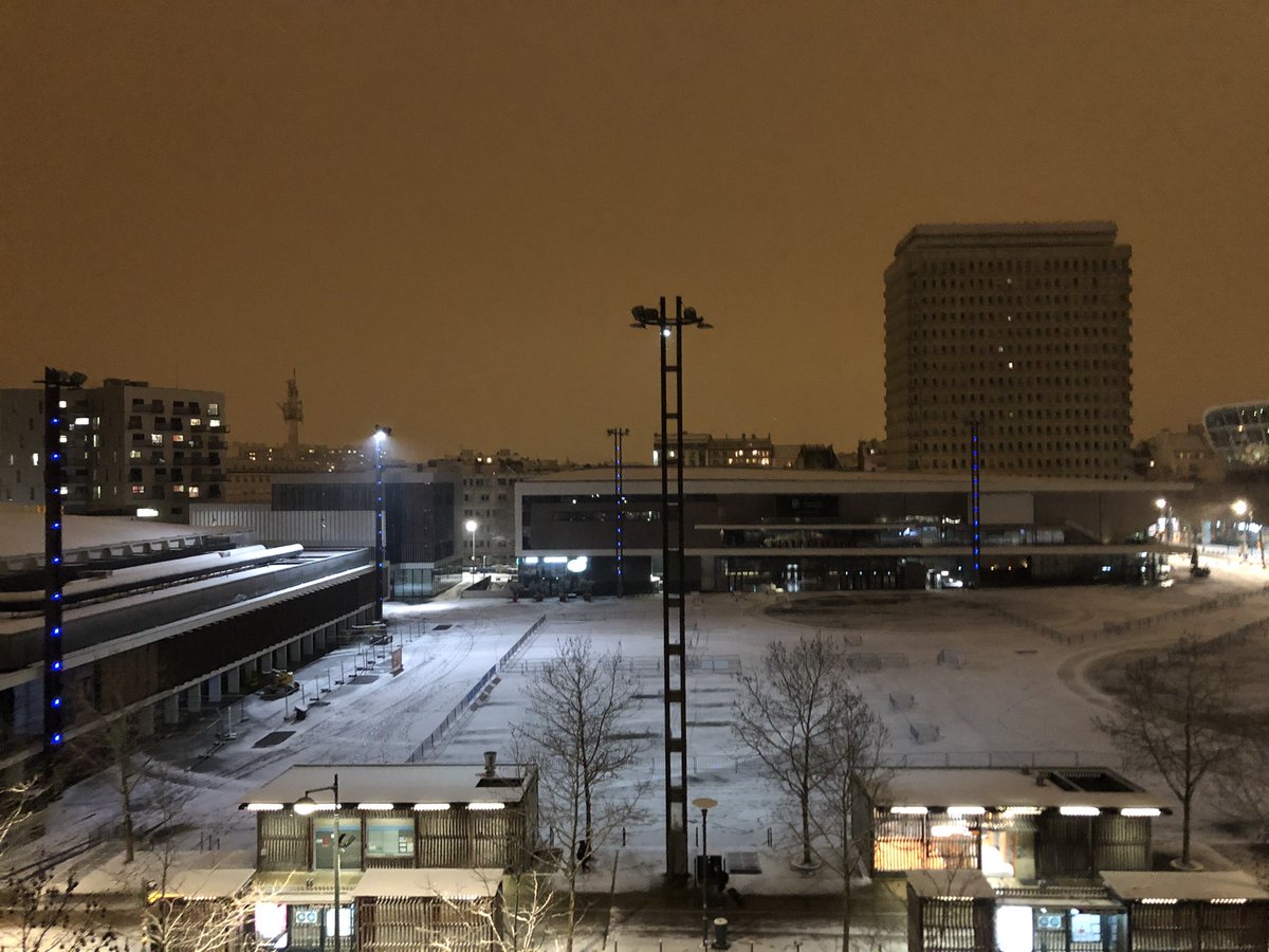 placeCDG's tweet photo. La place hier soir, entre tapis blanc et ciel orange #Rennes #rennais https://t.co/x4SDgAGy4Q