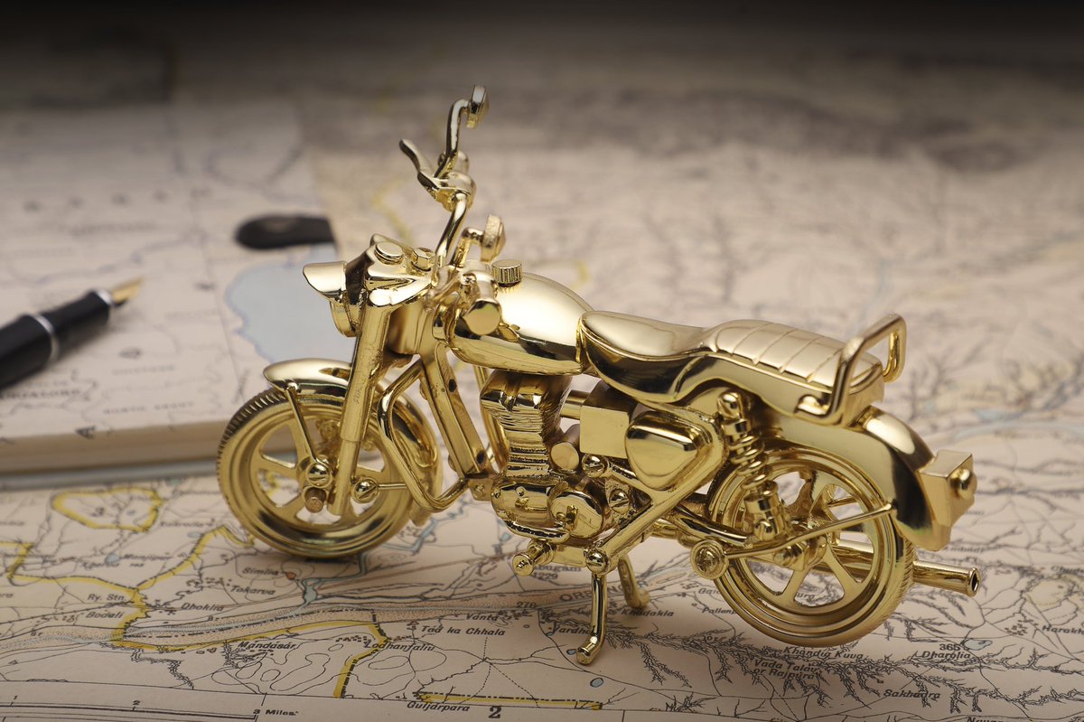 Motorcycle 
Artisanal pieces made in limited numbers. Assembled with parts individually cast in brass. A luxe miniature for collectors.