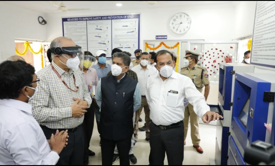 SCRailwayIndia's tweet photo. Shri Gajanan Mallya, General Manager, SCR inaugurated the  and renovated Crew Lobby and 20 KWp On Grid Solar Power Plant at Bhadrachalam Railway Station in the presence of Shri Somesh Kumar, Principal Chief Electrical Engineer, SCR &amp; Shri A.K.Gupta, DRM,SC  @RailMinIndia https://t.co/utaNf3pxTE