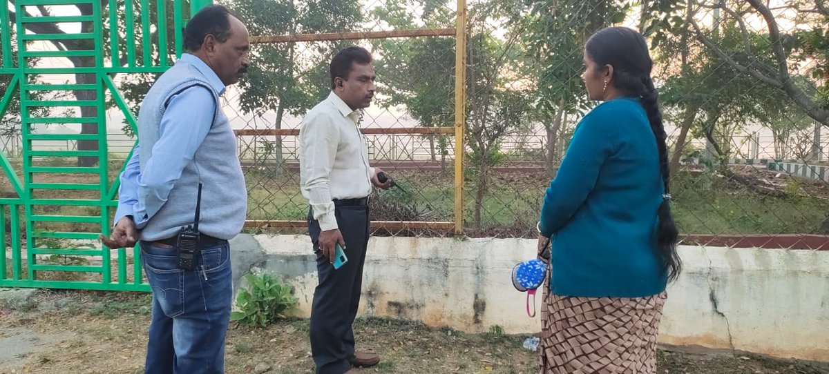 chittoormunici1's tweet photo. నగర కమిషనర్ పి విశ్వనాథ్ బుధవారం ఉదయం నగరంలోని హైరోడ్డు, గాంధీ రోడ్డు, ఓటికే రోడ్డు, పొనియమ్మగుడి వీధి, దర్గా సర్కిల్, గంగినేని చెరువు పార్క్, ఎన్జీవో హోం ప్రాంతాల్లో పర్యటించి పారిశుద్ధ్య కార్యక్రమాలను తనిఖీ చేశారు.
#SS2021
#SwachhAndhra
#Collectorctr
#chittoor https://t.co/na84XkpCn2