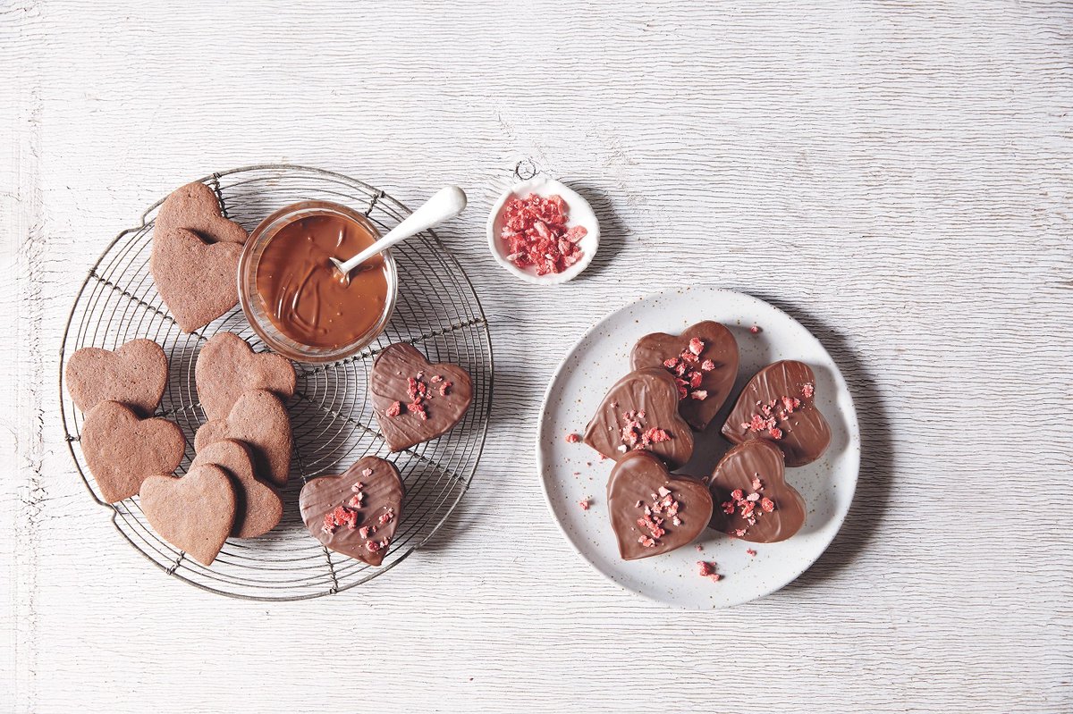 MurdochBooks_UK's tweet image. Looking for the perfect Valentine's bake?⁠
⁠
These Chocolate Cookie Sandwiches from @tiffhall_xo #SnackPower are deliciously dreamy and super easy to make 🍫💕 Recipe on our Instagram page.