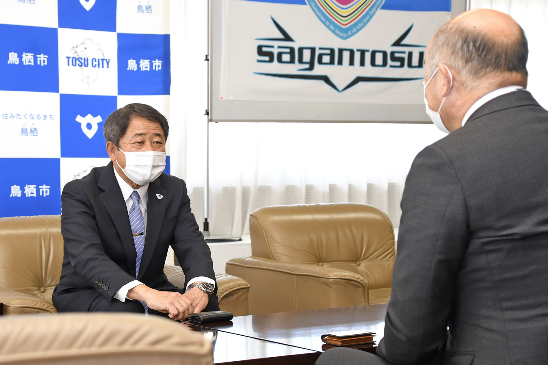 佐賀県鳥栖市 株 サガン ドリームスの代表取締役社長 福岡淳二郎さんが 就任あいさつのため本日 橋本市長を表敬訪問しました 福岡社長は 地域と一体となり盛り上げていきたい とあいさつし 橋本市長は コロナ禍で苦しい船出ですが サガン鳥栖