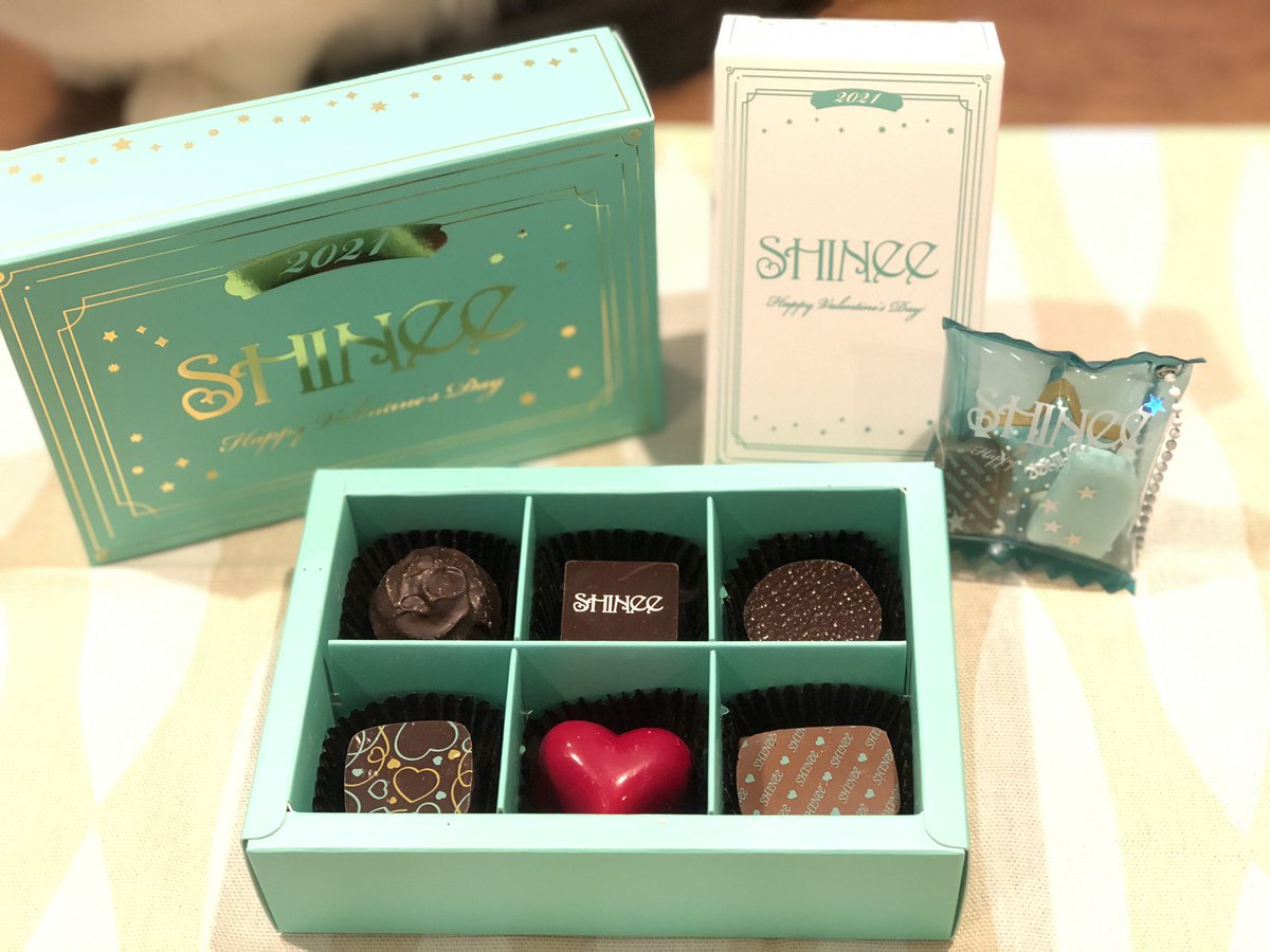 guriko921's tweet photo. #SHINeeチョコレート かわいい！☆。.:＊・゜
ただ、チャームのSHINeeカラーの板チョコが裏返しで…何度も振ってひっくり返そうとしたんだけれど直らなくて💦どなたかコツをご存知でしたら教えてください〜🙏🏻
欲を言えば星型クッキーを一番前にしたい。。
 #SHINee 
 #SHINeeColorCircle https://t.co/0hoBQxzUXU