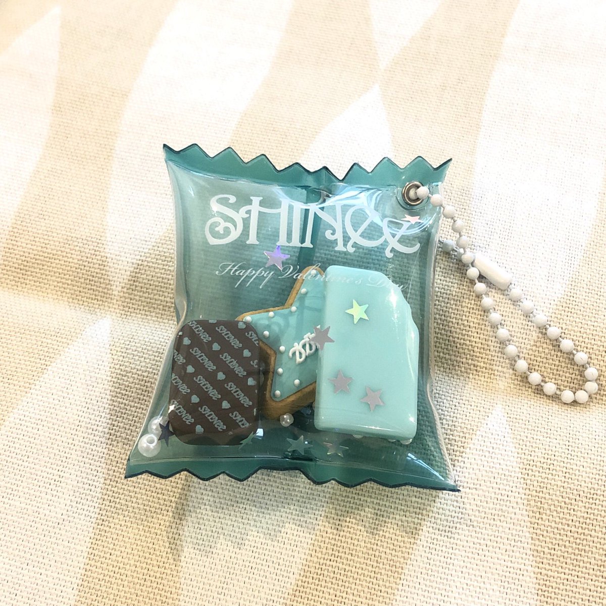 guriko921's tweet photo. #SHINeeチョコレート かわいい！☆。.:＊・゜
ただ、チャームのSHINeeカラーの板チョコが裏返しで…何度も振ってひっくり返そうとしたんだけれど直らなくて💦どなたかコツをご存知でしたら教えてください〜🙏🏻
欲を言えば星型クッキーを一番前にしたい。。
 #SHINee 
 #SHINeeColorCircle https://t.co/0hoBQxzUXU