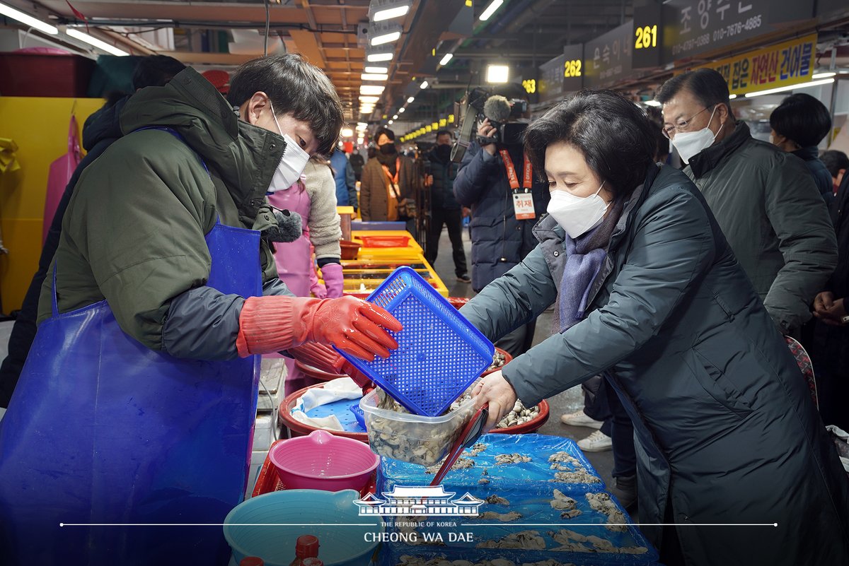 TheBlueHouseKR's tweet photo. 문재인 대통령은 설을 앞두고 소래포구 전통어시장을 방문했습니다. 대통령은 김정숙 여사와 함께 장을 보고, 코로나19 속에서 시장 활성화를 위해 노력하고 있는 상인들을 격려하며 감사의 마음을 전했습니다. 이곳은 지난 2017년 3월, 화재 이후 현대적 시설을 갖추고 작년 12월에 재개장했습니다. https://t.co/G59rFfmrET