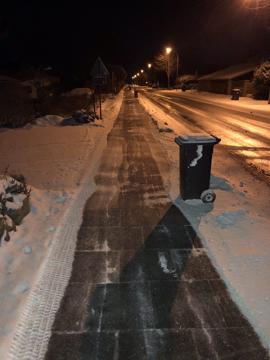 Kcebenah's tweet photo. Morgens um 06:30 Uhr, Geräumter Fußgänger/Fahrradweg in Wenzendorf bei Hollenstedt (Kreis WL)
#fahrradalltag
#zufussunterwegs
#Innerorts
#Esgibtauchpositiveszumthemaschneeschieben https://t.co/qj9ybZvOxs