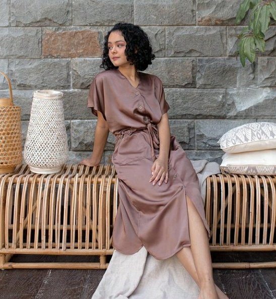 Baru tahu ini putrinya Anis Baswedan. Kupikir putrinya pake hijab. Tapi gapapa kadroen ga ada yg protes kok. Cantik ya.