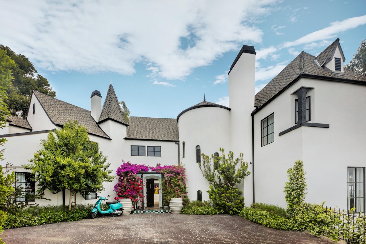 TRENDSMagIndia's tweet photo. #FutureofDesign
This 1920s villa in the Hollywood Hills gets a glamorous
update, courtesy @thenovogratz
Image: Matthew Williams
To download a free copy of the latest issue, click the link in bio
#newissue #downloadnow #febissue https://t.co/kemcT7kuRL