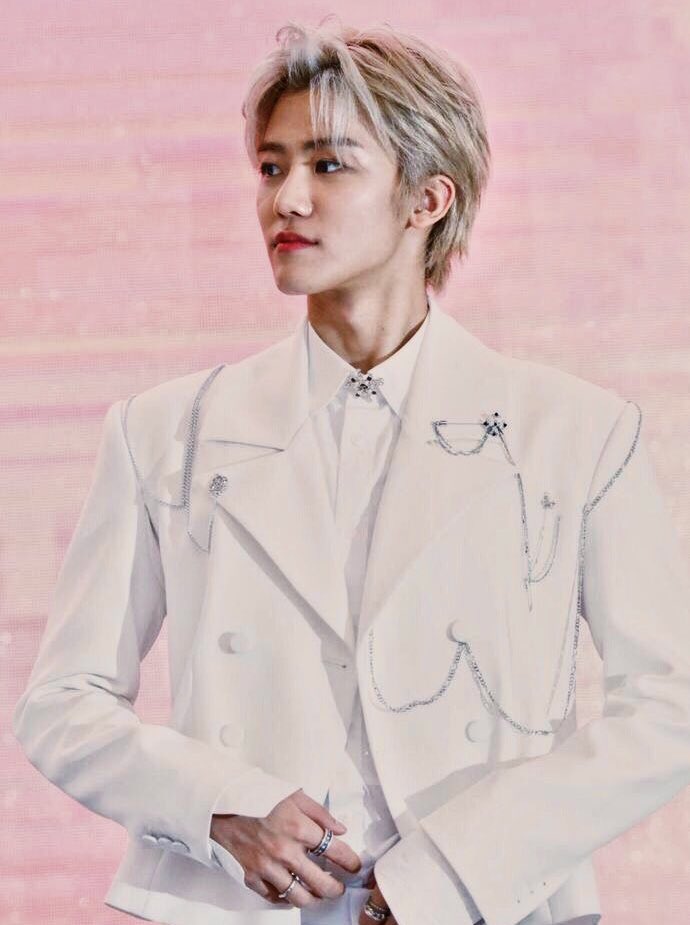 NA JAEMIN, son of aphrodite, goddess of love— soft and sweet but can turn deadly in an instant— possesses the persuasive ability called charmspeak— chosen weapon is a duel set of golden bronze swords— only person to beat renjun in capture the flag, which makes him terrifying