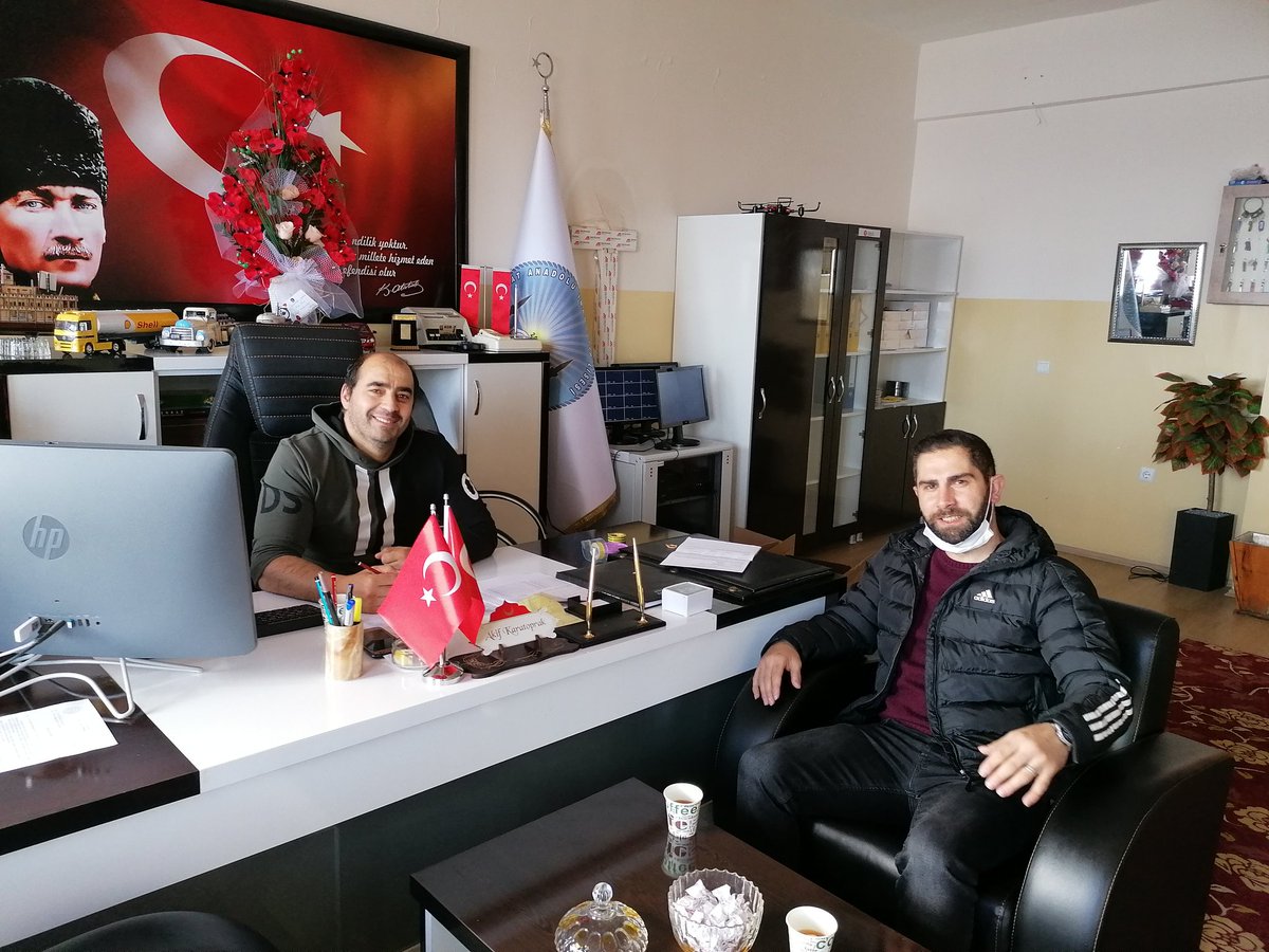 2016-2017 yıllarına okul müdürlüğü yaptığım Çat Anadolu İmam Hatip Lisesini ziyaret ettim. Geçmiş günlerden güzel bir sohbet oldu. Kıymetli kardeşim Ömer hocama bu hoş sohbeti için teşekkür ederim.