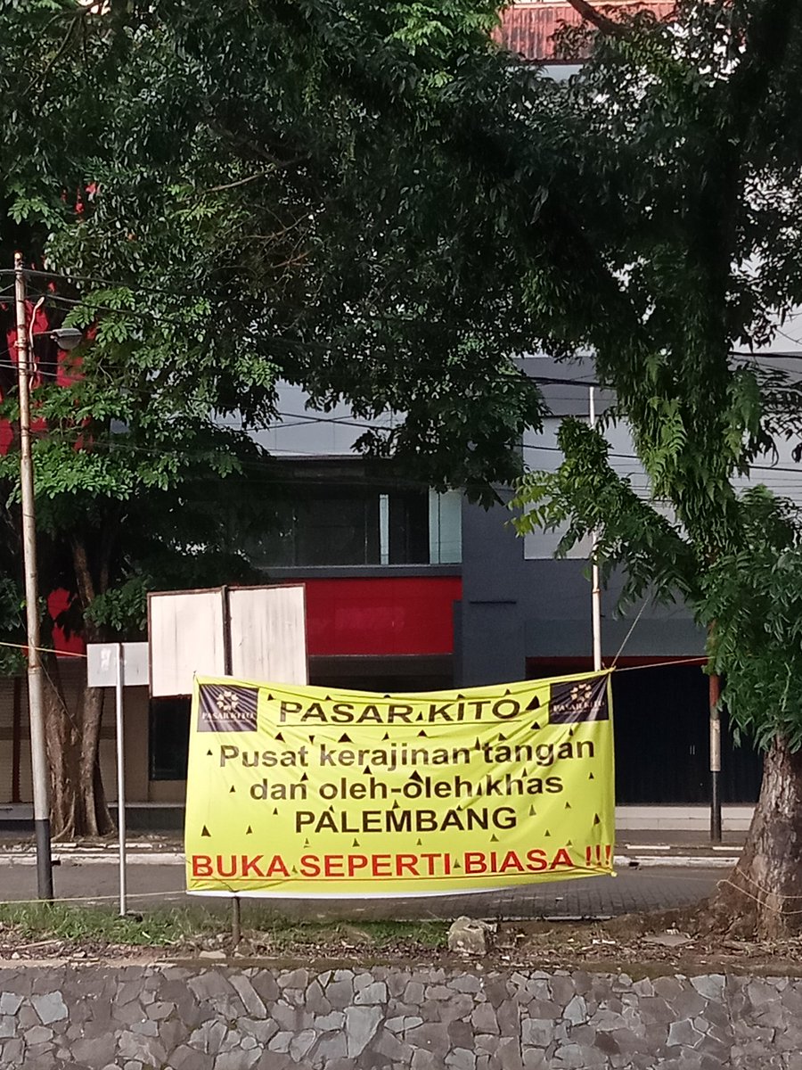 Jadi yang tutup cuman Ramayana!

Pasar Kito, yang ado di sebelahnyo mase buka cak biaso.