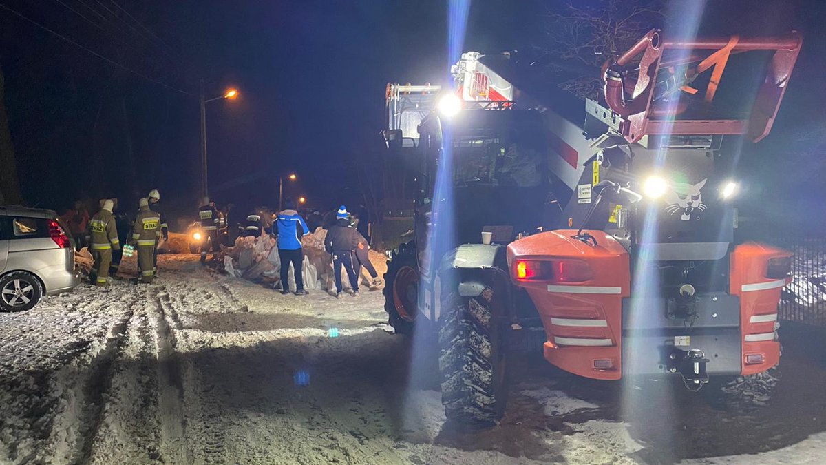 Działania przy zatorze lodowym na #Wisła w #Płock trwają całą dobę. W akcji udział brało 36 pojazdów oraz 170 strażaków PSP i OSP. Działania będą kontynuowane w kolejnym dniu.