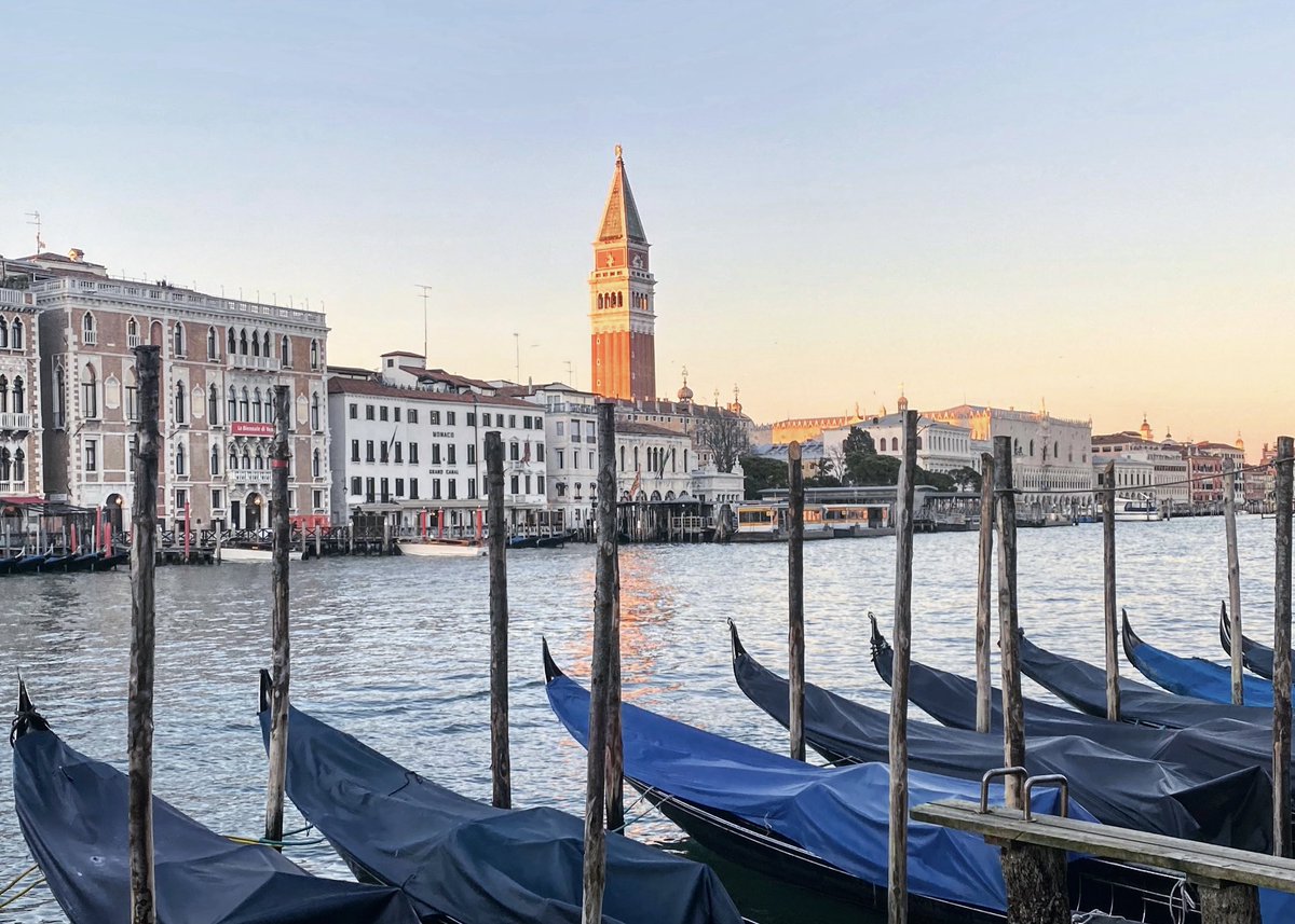 #Venezia piange e io piango con lei. Uno dopo l’altro, molti negozi di artigiani chiudono, le gondole sono ferme, i palazzi al buio. Niente #Carnevale 🎭Che cosa resterà del cuore autentico della città? Salvare #Venezia e la sua storia è un dovere italiano 🙏🏻
#Italia #bellezza
