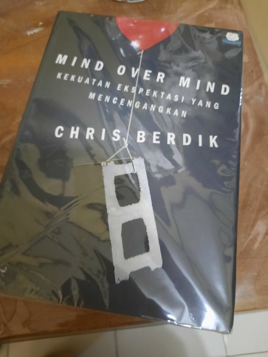 _fireshare's tweet photo. Menebus buku ini agar bisa menjawab pertanyaan sejuta ummat #SobatOverthinking #SobatBUCIN :

"Bagaimana cara mengatur ekspektasi?"
 &amp;
"Mengapa kita fallin' in love with people we can't have?"

Belum-belum udah dapat saran:
"Jadilah seperti orang yang orang lain bayangkan!" 😂 https://t.co/A7P99H7gnz