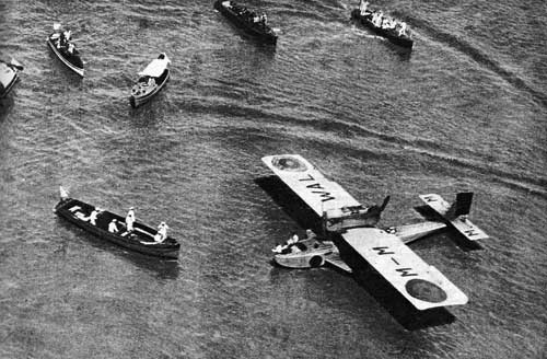EjercitoAire's tweet photo. #Taldíacomohoy de hace 95 años, el #PlusUltra, primer gran vuelo en el mundo que consiguió cruzar el Atlántico Sur con un único avión, ameriza a 120 kilómetros de #BuenosAires en medio de un recibimiento apoteósico. 

🇪🇸 &amp; 🇦🇷

#ElAireenlaHistoria #SomosElAire #GrandesVuelos https://t.co/9RgQp7ot9X