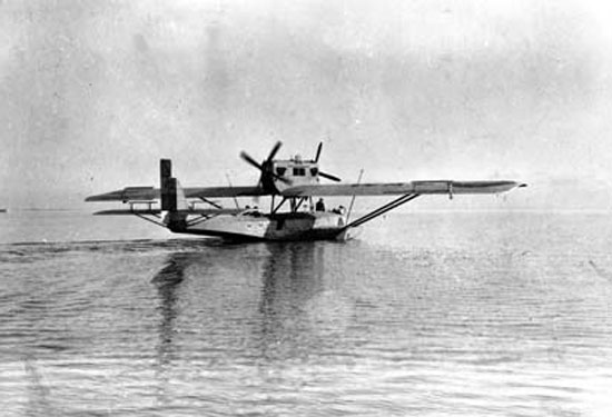 EjercitoAire's tweet photo. #Taldíacomohoy de hace 95 años, el #PlusUltra, primer gran vuelo en el mundo que consiguió cruzar el Atlántico Sur con un único avión, ameriza a 120 kilómetros de #BuenosAires en medio de un recibimiento apoteósico. 

🇪🇸 &amp; 🇦🇷

#ElAireenlaHistoria #SomosElAire #GrandesVuelos https://t.co/9RgQp7ot9X