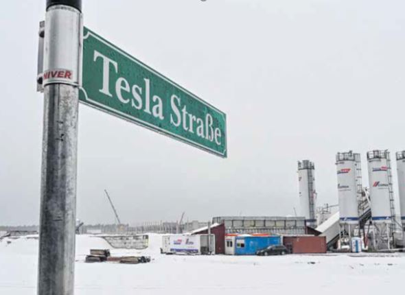 LydiaLaar's tweet photo. Are you looking for a new job? Join one of our teams at the #gigafactory in #berlin ! Go to https://t.co/D9W8ECA4GT for more details and apply! https://t.co/kx87B5OxQs