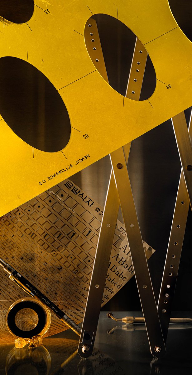 <계획하는 도구>는 이제는 사라진 디자이너의 설계 도구의 잊힌 구실과 작동법을 재조명합니다. 종이 위에서 출발했던 도면은 이제 정교한 컴퓨터 프로그램으로 대체되었지만 도구들은 사라지지 않았습니다.

📍 텍스처 온 텍스처, <계획하는 도구>, 2020

#MMCA #텍스처온텍스처 #올림픽이펙트