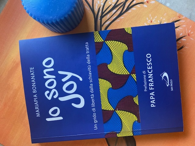 TalithaKumRome's tweet photo. "Con questo libro, Joy fa dono della sua storia personale a ogni donna e a ogni uomo che coltivi un’autentica passione per la salvaguardia della vita"
Papa Francesco nella prefazione del libro di Mariapia Bonanate, Io sono Joy.
#iosonoJoy
#humantrafficking
#TalithaKum https://t.co/HOI1p5HV10