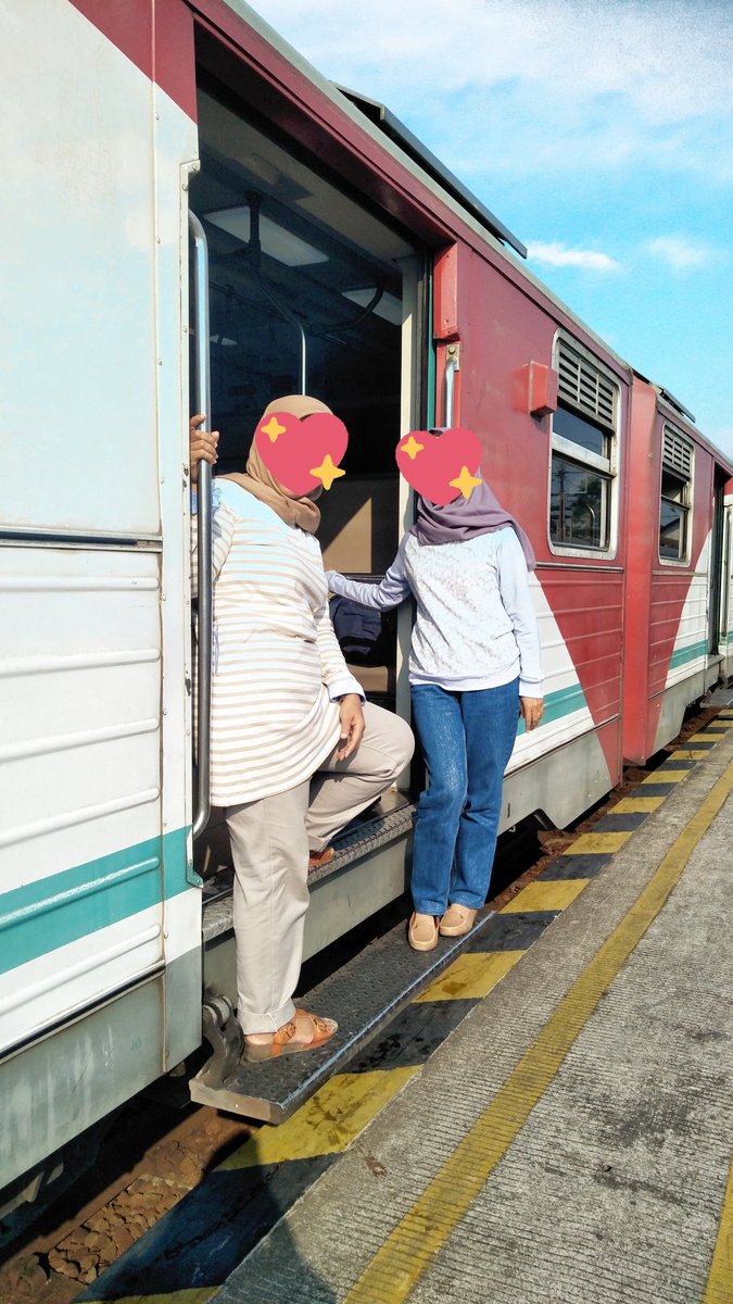 rerestrictedd's tweet photo. kenanganku yang naik pramex baru bbrp kali adala aku pernah dikasih duduk sama sepasang kekasih yang sedang yang yangan, lalu cowokne bangun dan ak dikasi duduk. pelakor bgt yhhh ak tp trimakasi mas mba nya semoga langgeng jaya selalu selamanya. Amin 

bonus poto model manula🥰 https://t.co/PhJEH01n9x