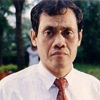 2. Profesi Kasino di Film WarkopSama dengan Dono, 3 profesi paling sering dimainkan Kasino sbg pengangguran, mahasiswa, dan detektif. Bedanya, Kasino pernah menjadi asisten make-up (Salah Masuk), direktur (Gede Rasa), dan Tukang Koran & Potret Keliling (Atas Boleh Bawah Boleh)