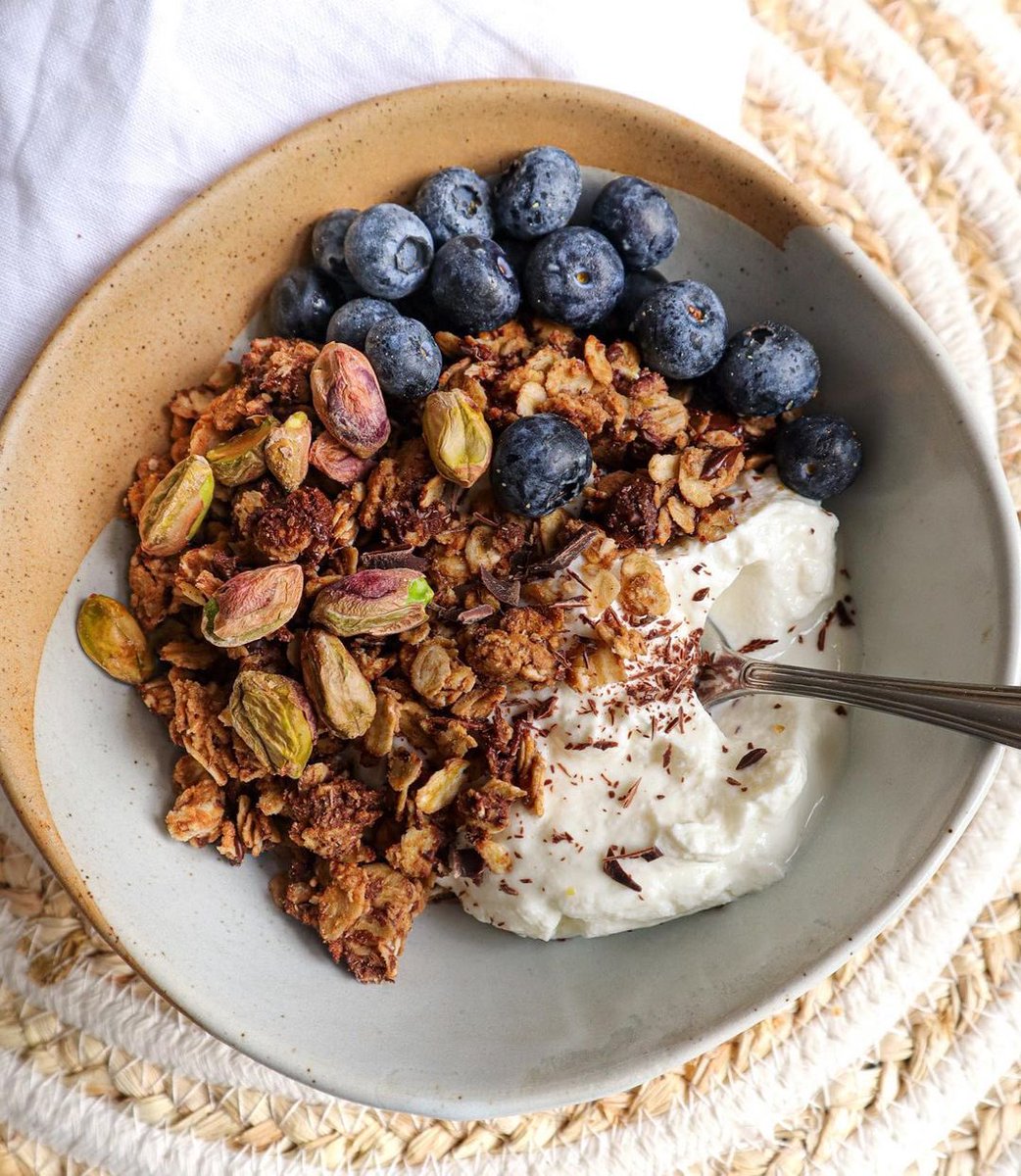 We are crushing over yet another stellar brekkie bowl from <a href="/rosieebrownn/">Rose Brown</a> 😍👏

Recipe:
2 cups rolled oats
1/4 cup almond butter
1/4 cup coconut oil
1 scoop dark choc  protein
1/4 cup syrup
1 cup pistachios
1 cup chopped dark chocolate