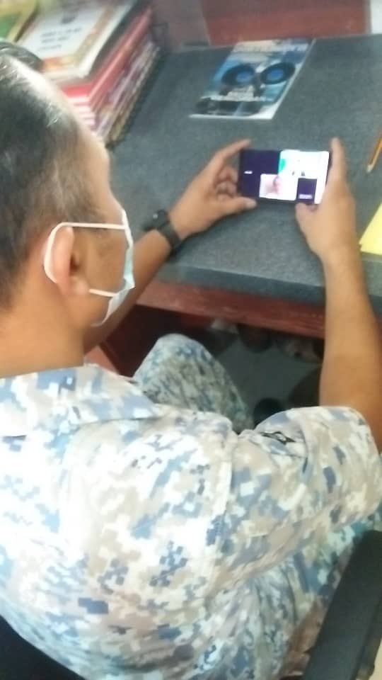 Warga WS sedang menonton siaran langsung dialog kepimpinan bertajuk Menjala Pemimpin Abad Ke-21: Menyaring Yang Tulen Daripada Yang Palsu yang disampaikan oleh YBrs. Dr. Mohd Zaidi bin Ismail, Timb Ketua Pengarah Institut Kefahaman Islam Malaysia (IKIM) melalui facebook live.