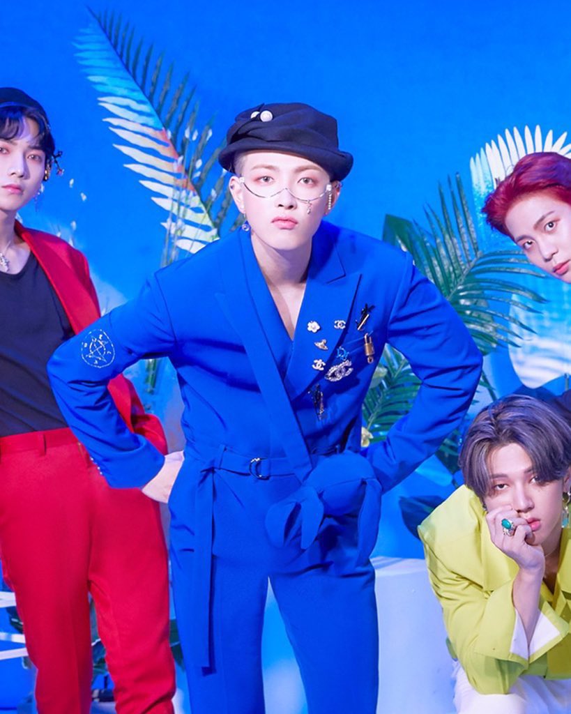 gaeul_vitacco's tweet photo. Are we really no gonna talk about Hongjoong's crab fanny pack...? 

#HONGJOONG #ATEEZ #kpoptwt #crab #whyarewe #nottalking #abouthtis https://t.co/Z2CZalApuV