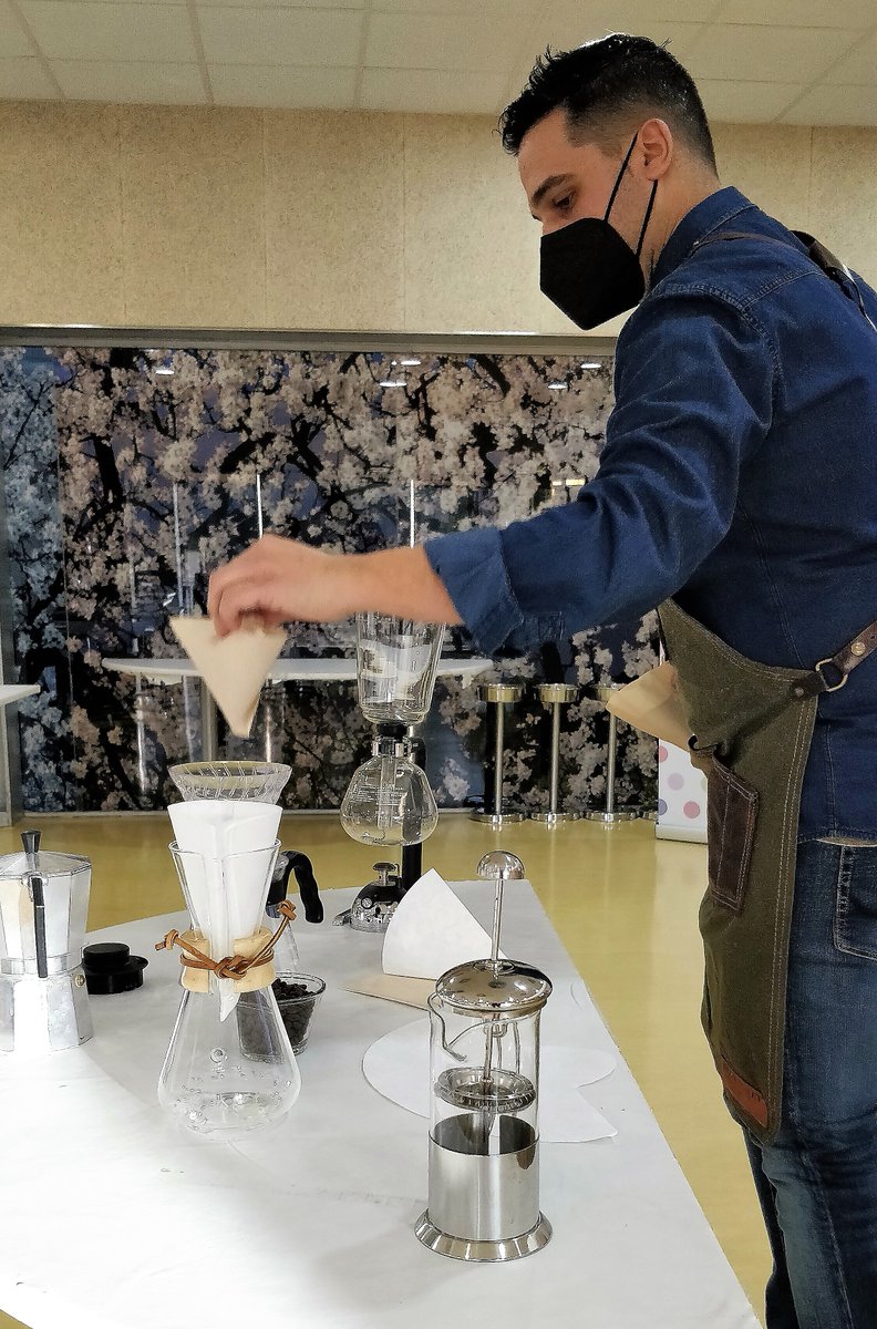 cctmurcia's tweet photo. ¿Cuanto sabes de cafés y cafeteras? ☕️Nos sumergimos en este universo repleto de aromas gracias a @mazon_david 
#cursosCCT #cafe #formaciónpresencial #hosteleria #RegióndeMurcia https://t.co/JcNhmJTAFz