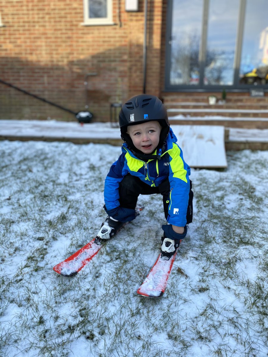Littlelongc's tweet photo. True dedication! Out by 8am because the sun might melt the snow! Need to get the last bit of home skiing in before it goes! @snowcentre @ChemmySki @GBSnowsport @daveryding @TeamGB #skiing #SkiSunday #ski #onlythree https://t.co/IYUV4xgANR