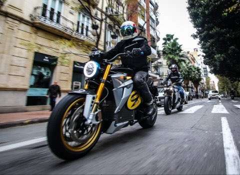 GEZOCHT: mensen die al een elektrische motorfiets rijden. Ben benieuwd wat jouw meningen, motivaties en ervaringen. Voor een verhaal in <a href="/ADnl/">AD.nl</a> Doe je mee? Of weet je iemand? Thanks voor je hulp 🙏🏼 #DTV #DurfTeVragen <a href="/harleydavidson/">Harley-Davidson</a> <a href="/ZeroMotorbike/">Zero Motorcycles</a>