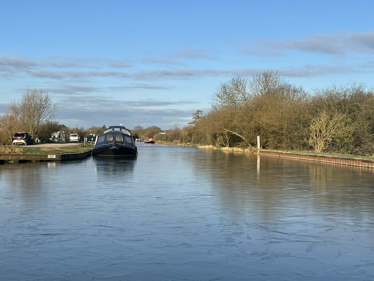 Well we might be frozen in but it’s a lovely day! #boatsthattweet #boatlife #iceonthewater #kennetandavoncanal #foxhangers #devizes @BigWiltsSkies @StormHour