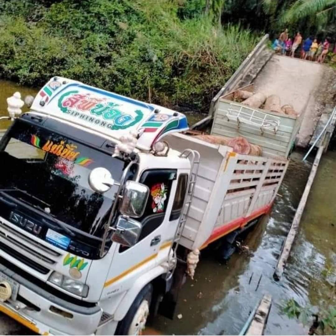 stevekaposi's tweet photo. Bridge collapse in Thailand! 

https://t.co/pPJtVNCDXm 

https://t.co/gINVnYHj1j 

https://t.co/cq397N9bCv 

#Bangkok #Thailand #SteveKThailand #TACSThailand #ThailandWatch #DiscoverThailand #StrangeThailand #AmazingThailand #ThaiBuildingFails #ThailandFails #ThaiRoadFails https://t.co/LlQRiA18bI
