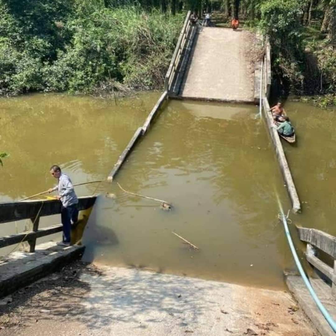 stevekaposi's tweet photo. Bridge collapse in Thailand! 

https://t.co/pPJtVNCDXm 

https://t.co/gINVnYHj1j 

https://t.co/cq397N9bCv 

#Bangkok #Thailand #SteveKThailand #TACSThailand #ThailandWatch #DiscoverThailand #StrangeThailand #AmazingThailand #ThaiBuildingFails #ThailandFails #ThaiRoadFails https://t.co/LlQRiA18bI