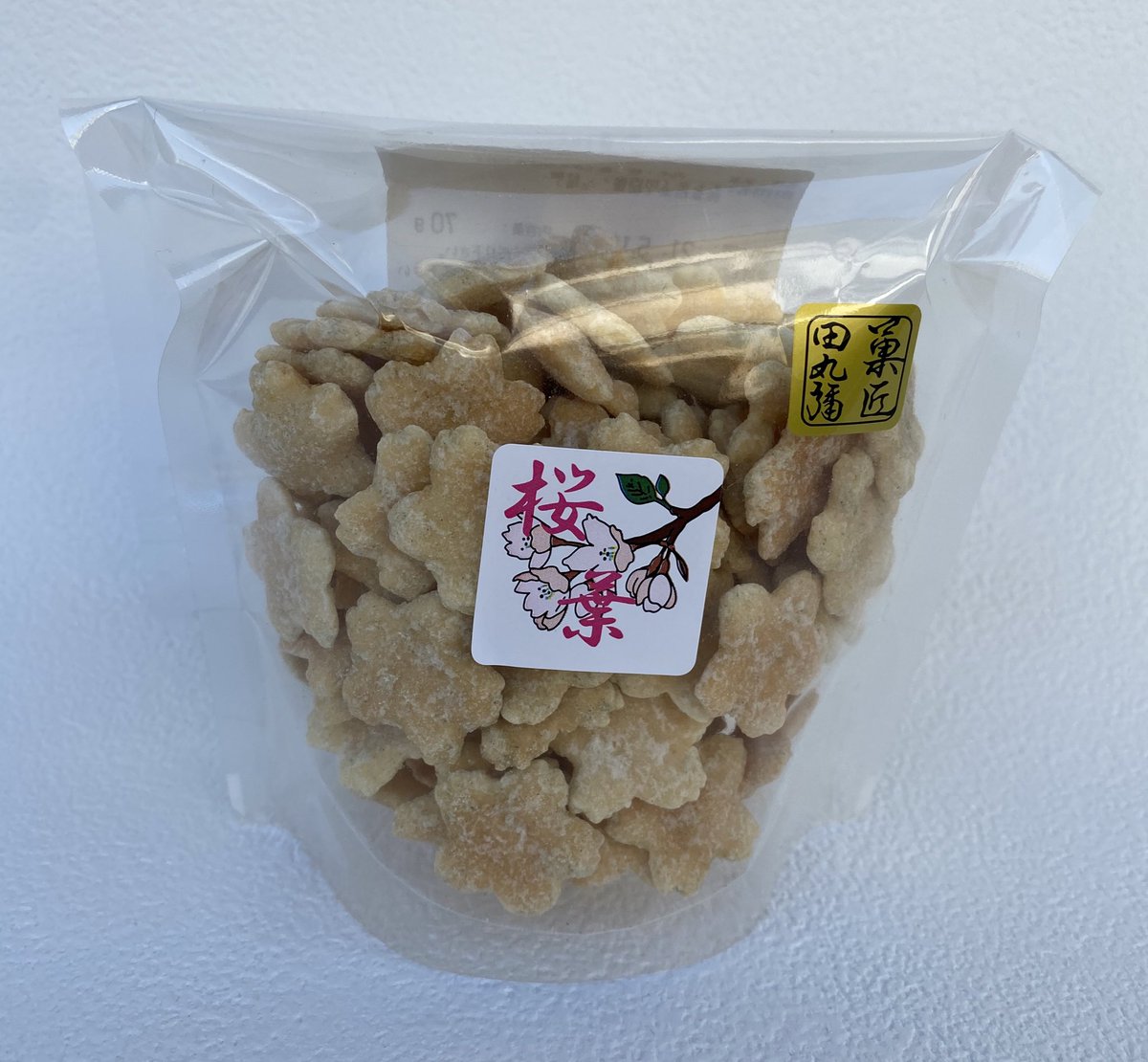 京のおせん処 田丸弥 V Twitter 春限定 桜葉あられ の販売を始めました 例年はお茶と桜葉あられをお出ししていて わぁ おいしい と買ってくださるかたが多いのですが 今年はご試食をお出ししてなくて 桜の花の形に焼き上げたかわいいあられに桜葉の塩漬けの